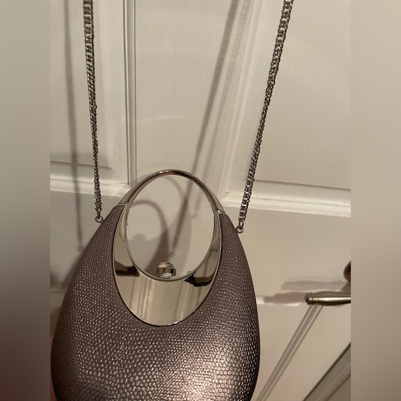 Chic Silver Handbag with Chain Strap - Picture 5 of 5